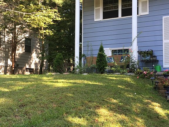 2nd image of 32 Lamplighter Ln