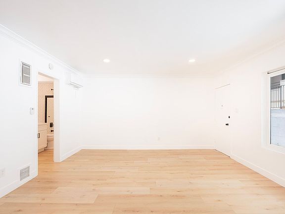 4th image of 748 N Hudson Ave #2