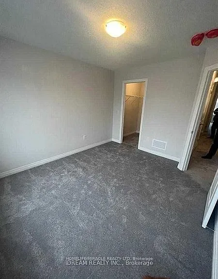 28 Crossmore Cres — Photo 7