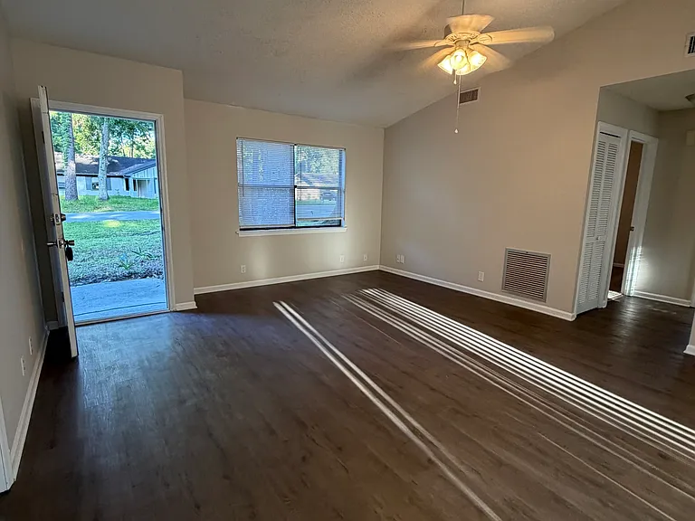 107 Pineneedle Cir — Photo 5