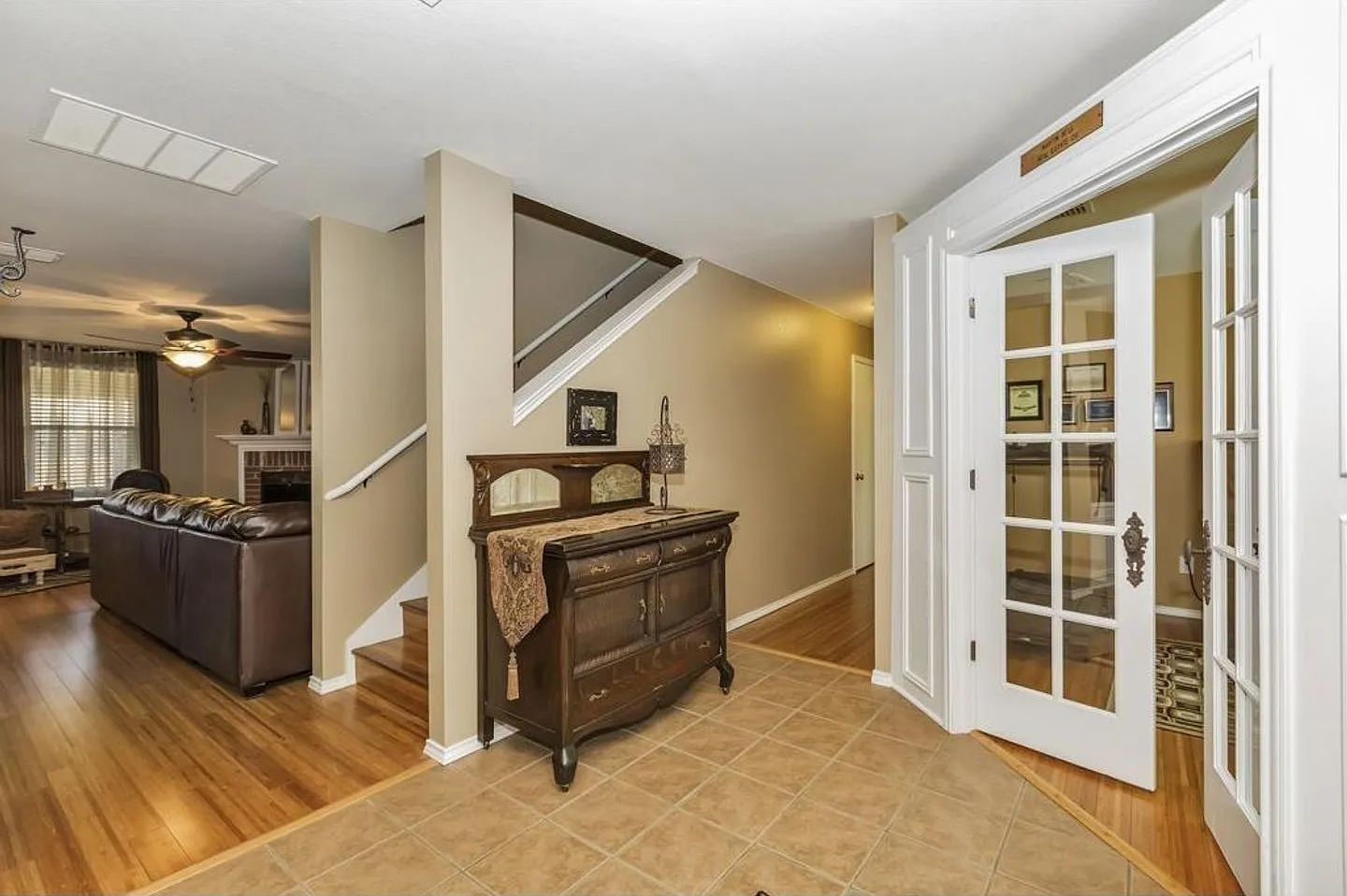 Beautiful home Gorgeous wooden and tile floors. Welcoming formal room. Quiet study with french do... — Photo 3