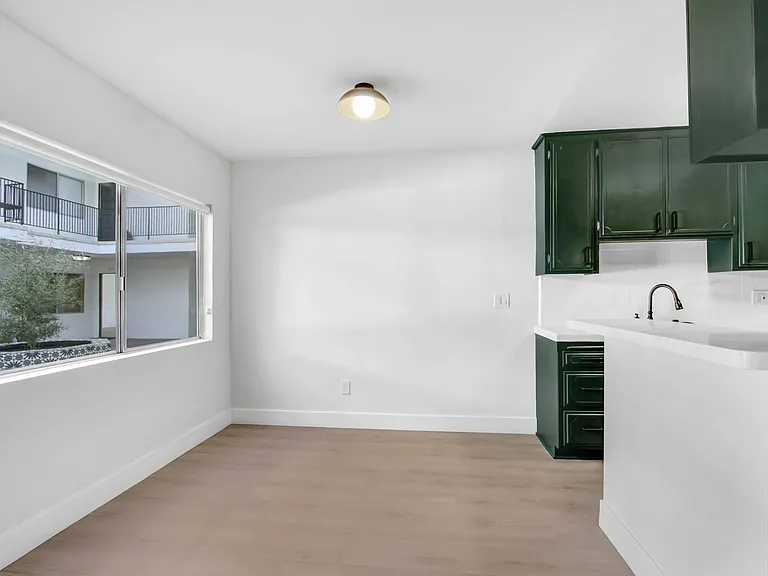 1333 N Martel — Photo 18