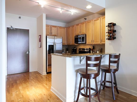 5th image of 1322 S Prairie Ave Unit 1409