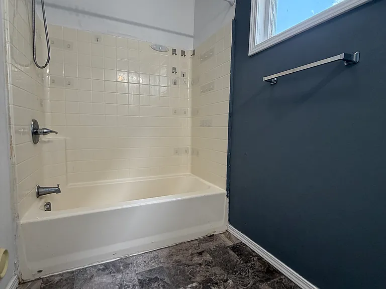 2114 Wayne Ave — Photo 6