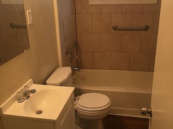 2nd image of 119 S Joslyn Dr
