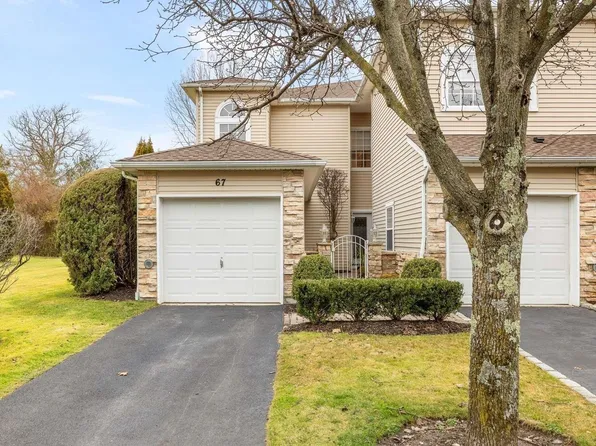 67 Windwatch Drive #67, Hauppauge, NY 11788