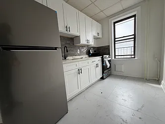 995 Summit Avenue, #305