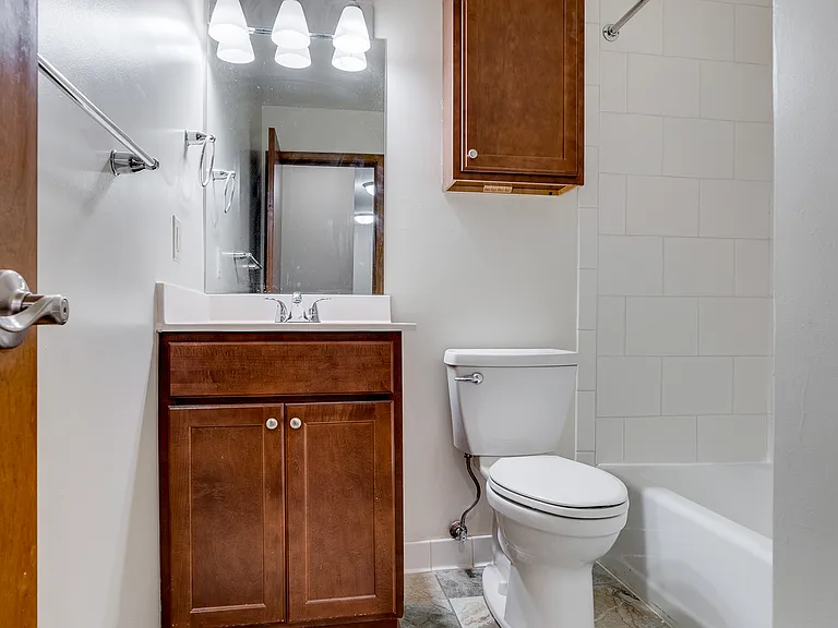 Queen Terrace Apartments — Photo 15