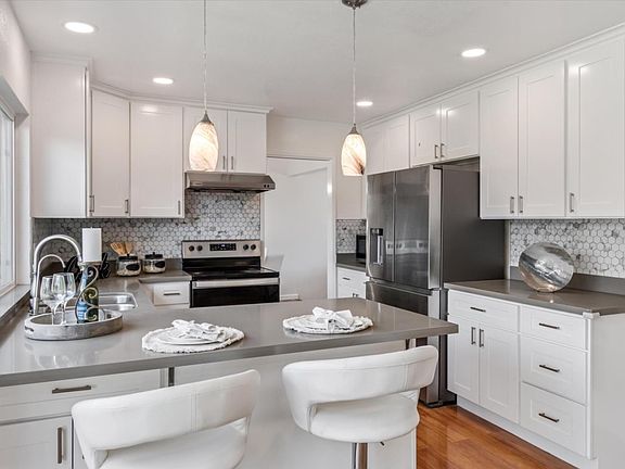 3rd image of 3653 Woodley Dr