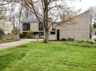 31316 Manchester Ln, Bay Village, OH
