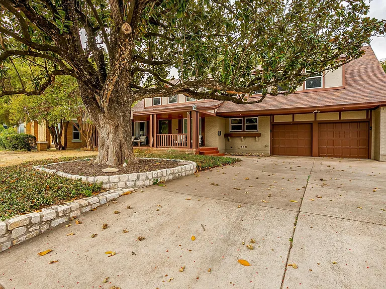 1505 N Riverside Dr — Photo 1