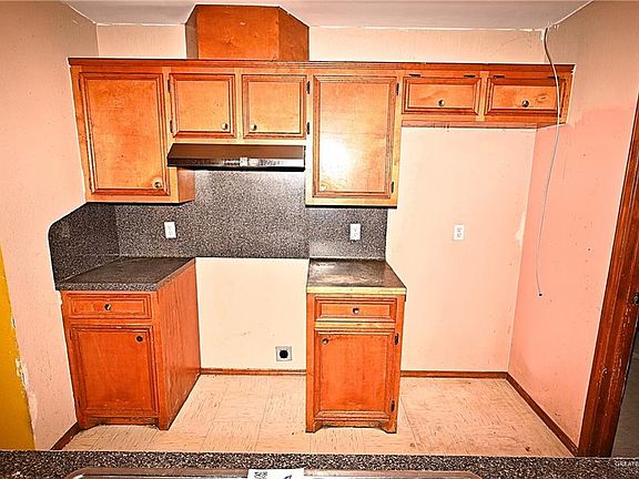 5th image of 322 E Adams Ave