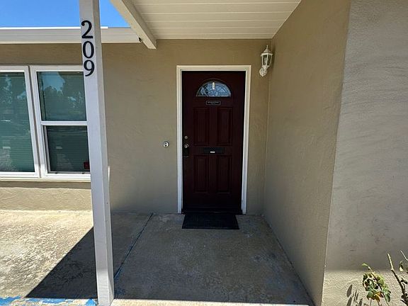 3rd image of 209 E Laurel Dr