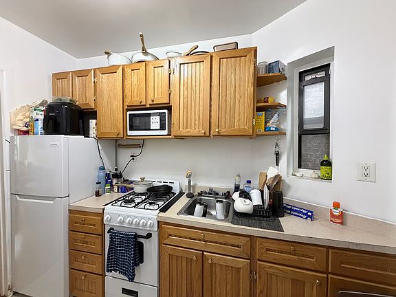 3rd image of 408 W 51st St APT 402
