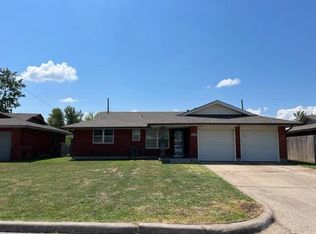 928 SW 1st St, Moore, OK 73160