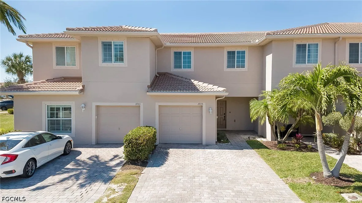 3 bed, 2.5 bath, 1313 sqft, $1,900 — Photo 1