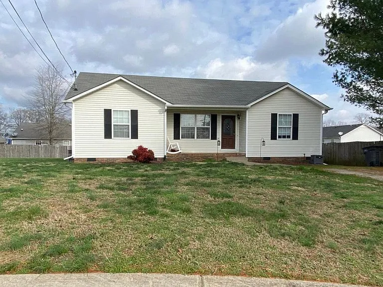 2102 Bennett Ct — Photo 1