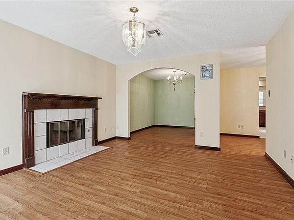 5th image of 444 Sugarpine Dr