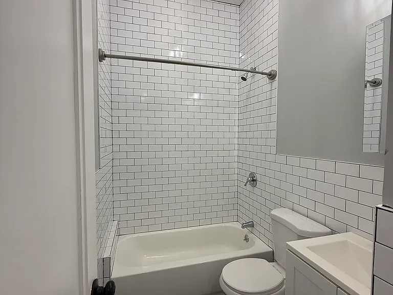 186 Hawthorne Ave #1L — Photo 3