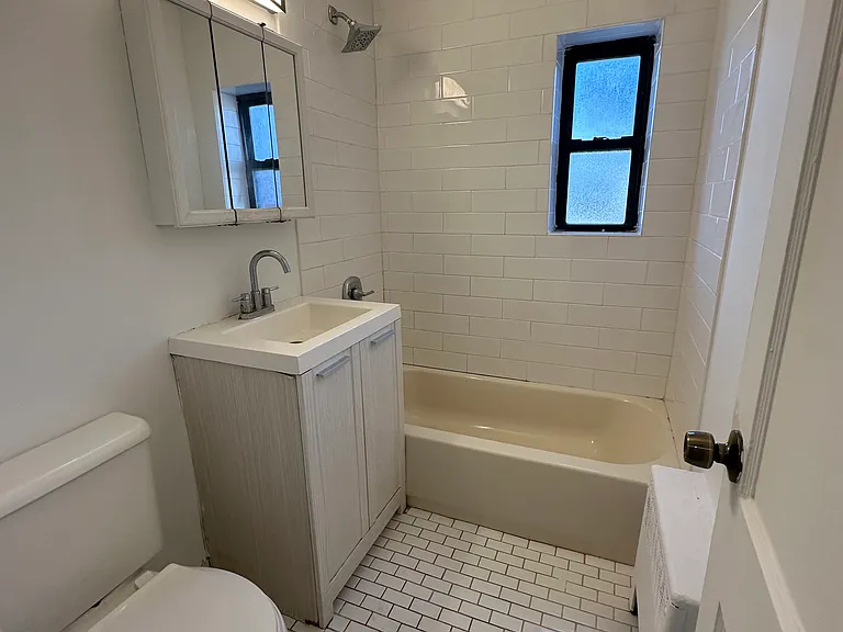 E Curtis St — Photo 16