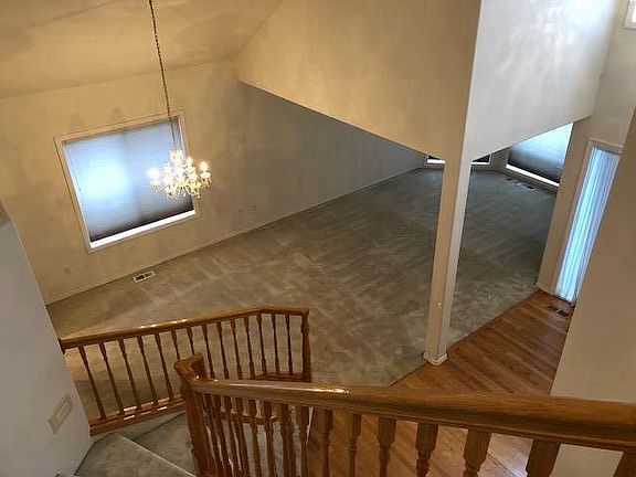 Foyer w/ raised ceiling