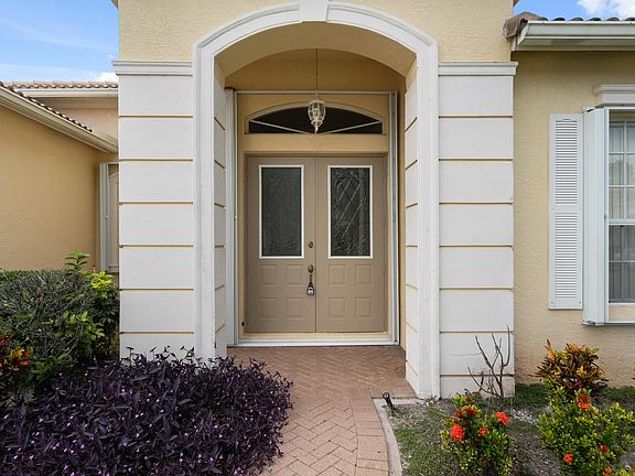 3rd image of 633 SW Long Key Court
