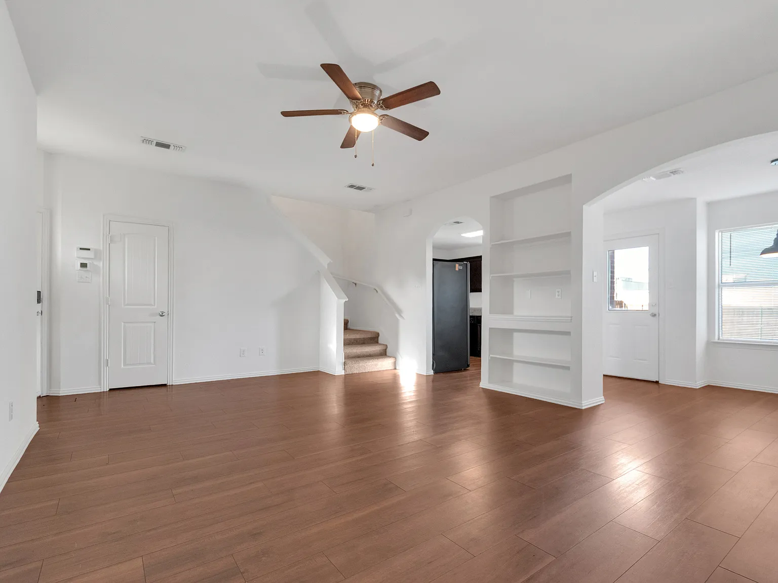 3 bed, 2.5 bath, 1346 sqft, $1,900 — Photo 3