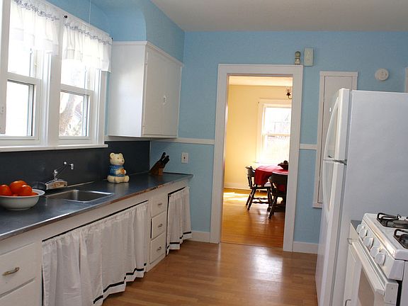4th image of 28 Van Buren St