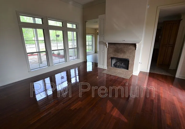2691 Woodbend Ave — Photo 7