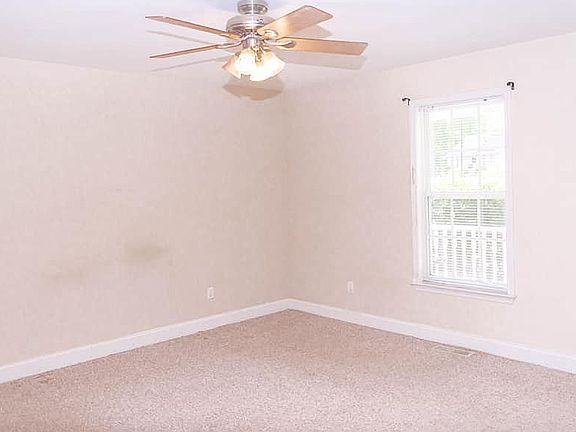 3rd image of 301 Silver Oak Dr