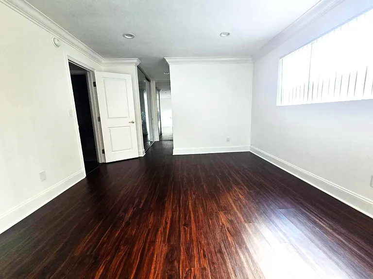 1224 S Barrington Ave #201 — Photo 14