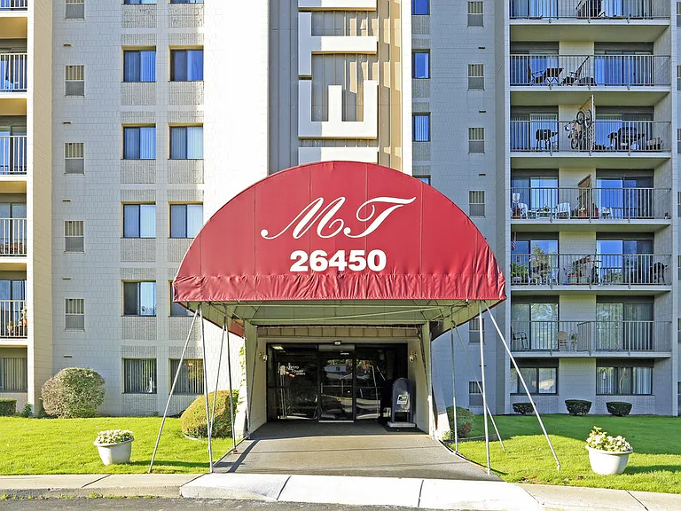 METRO TOWER APARTMENTS — Photo 22