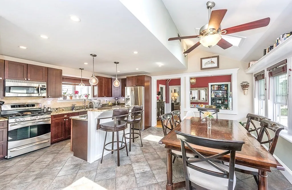 3 bed, 1.5 bath, 1500 sqft, $4,550 — Photo 2