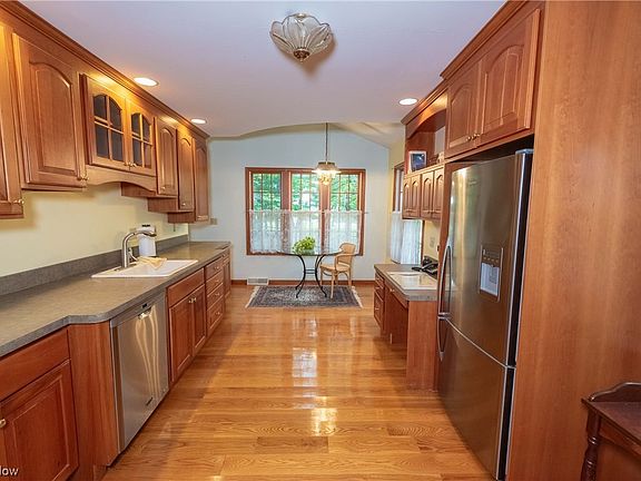 4th image of 61 Pinecrest Dr