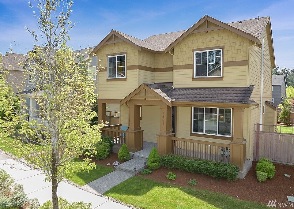 Wow! This home is truly rare find, cozy, private and openness. Pulte built in 2012 with wall of windows and high ceilings. Home Sweet Home! 