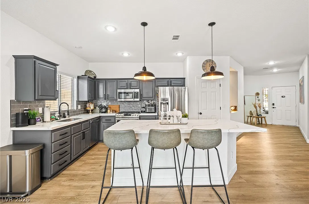 3 bed, 2.0 bath, 1610 sqft, $2,799 — Photo 4
