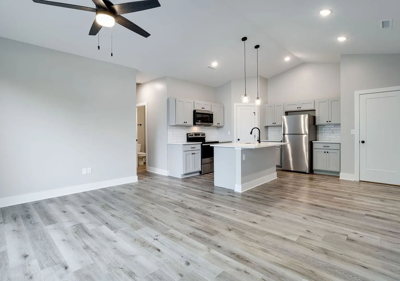 3 Bedroom, 2 Bathroom! — Photo 2