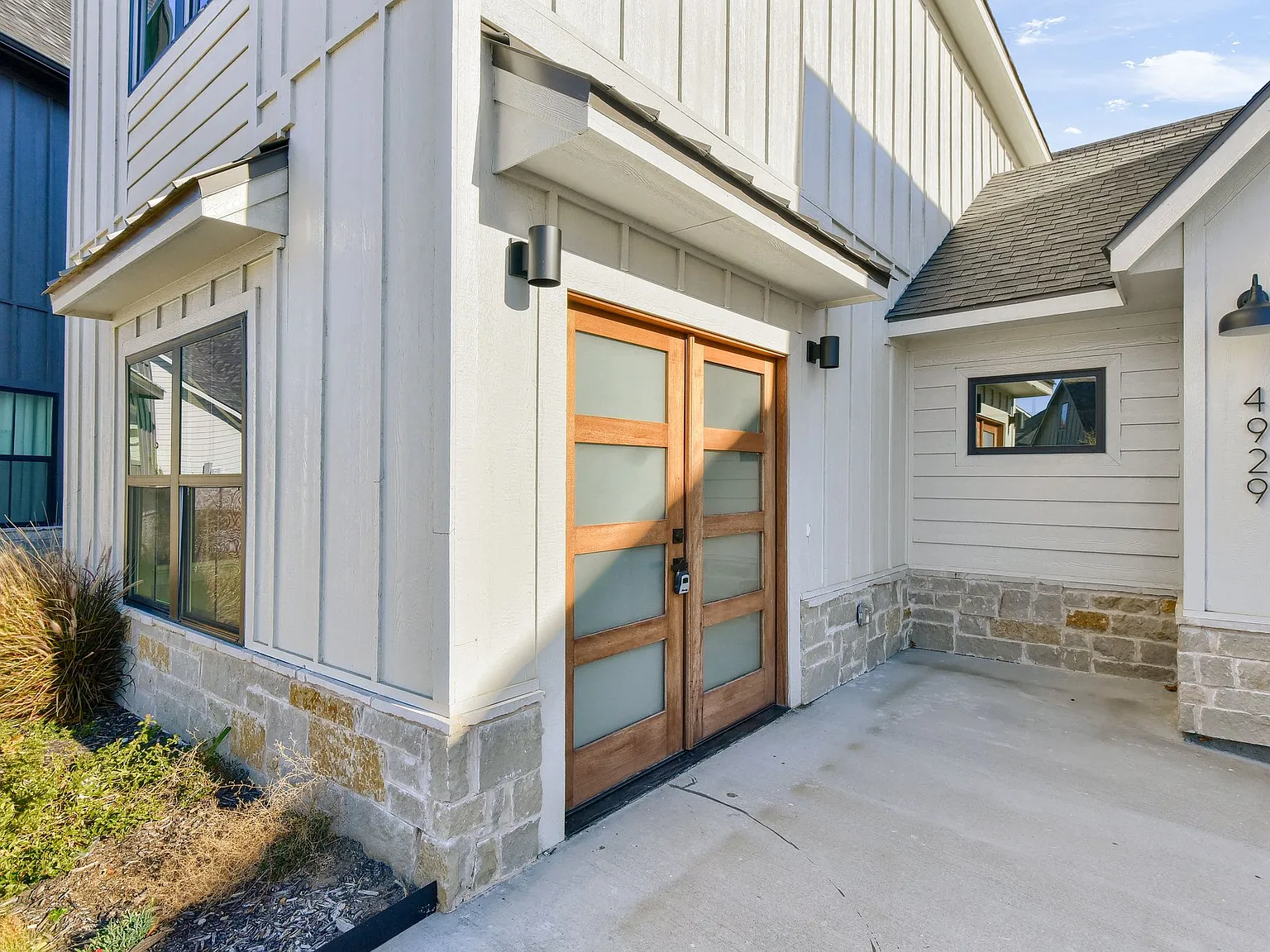 3 bed, 2.5 bath, 2227 sqft, $2,500 — Photo 2