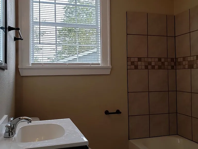 2708 S Chester St — Photo 2