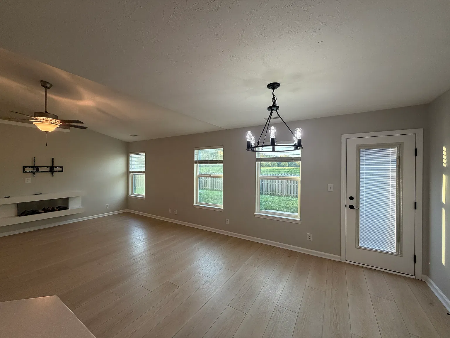 3 bed, 1598 sqft, $1,980 — Photo 3