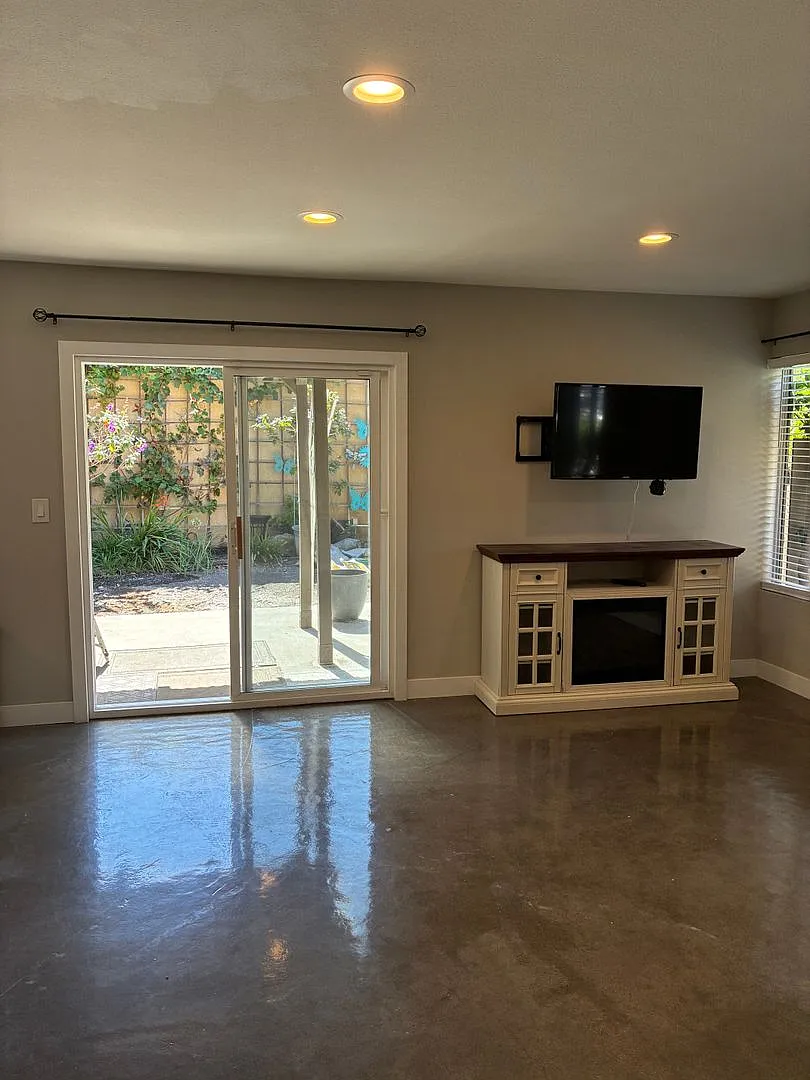For Lease - Charming 2+1 condo - 2 car garage Ventura, CA — Photo 4