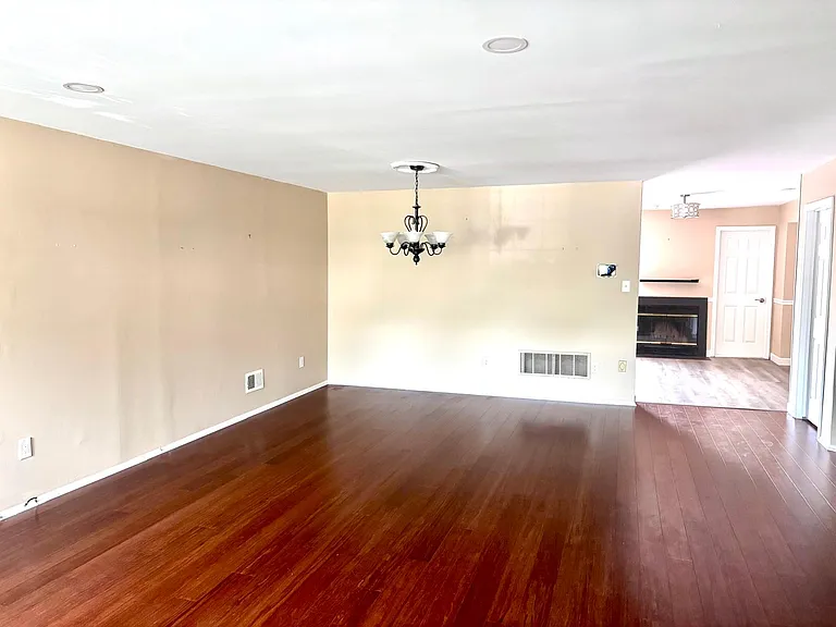103 Bedford Pl — Photo 2