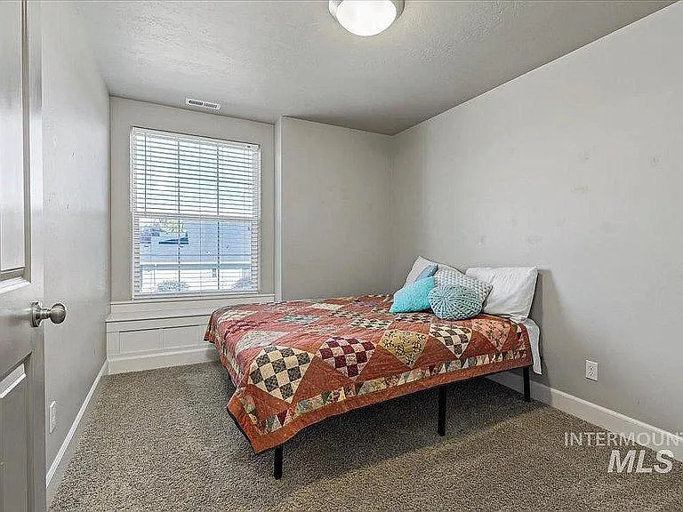 273 W Valentino St — Photo 19