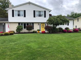 48 Woodbury Dr, Lockport, NY 14094