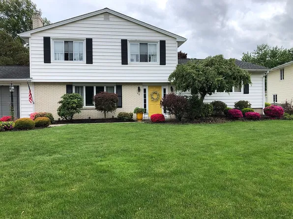 48 Woodbury Dr, Lockport, NY 14094