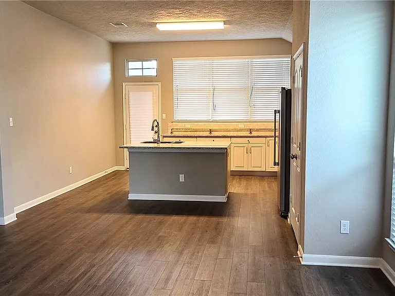2015 Stubbs Dr — Photo 2