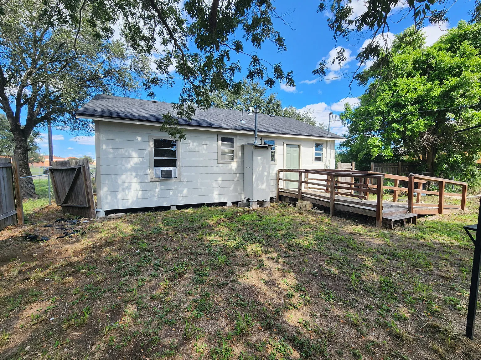 3 bed, 792 sqft, $975 — Photo 3