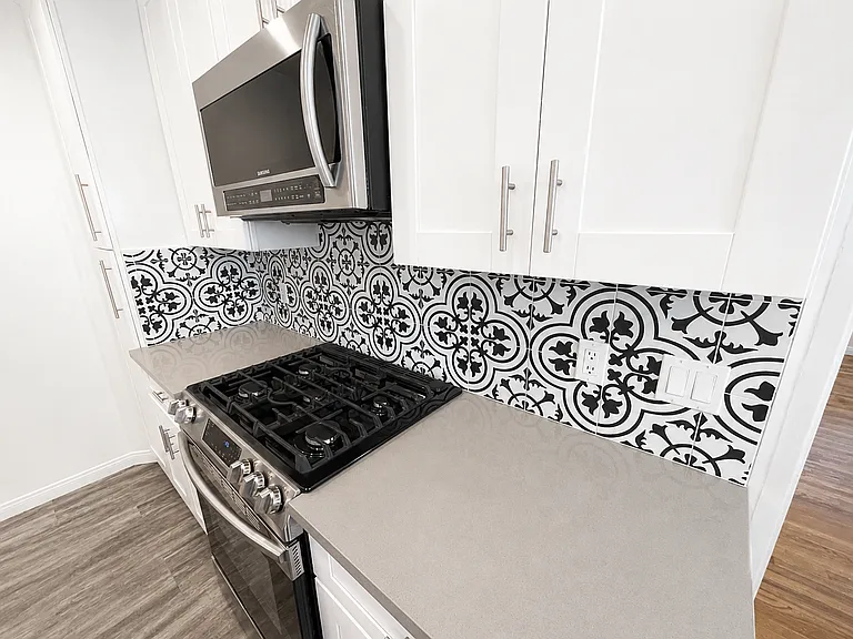 Completely Remodeled Spanish Style Midtown Apartment! Air Conditioning! — Photo 12