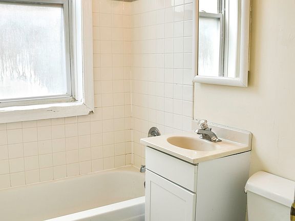 5th image of 2322 N Southport Ave #3R