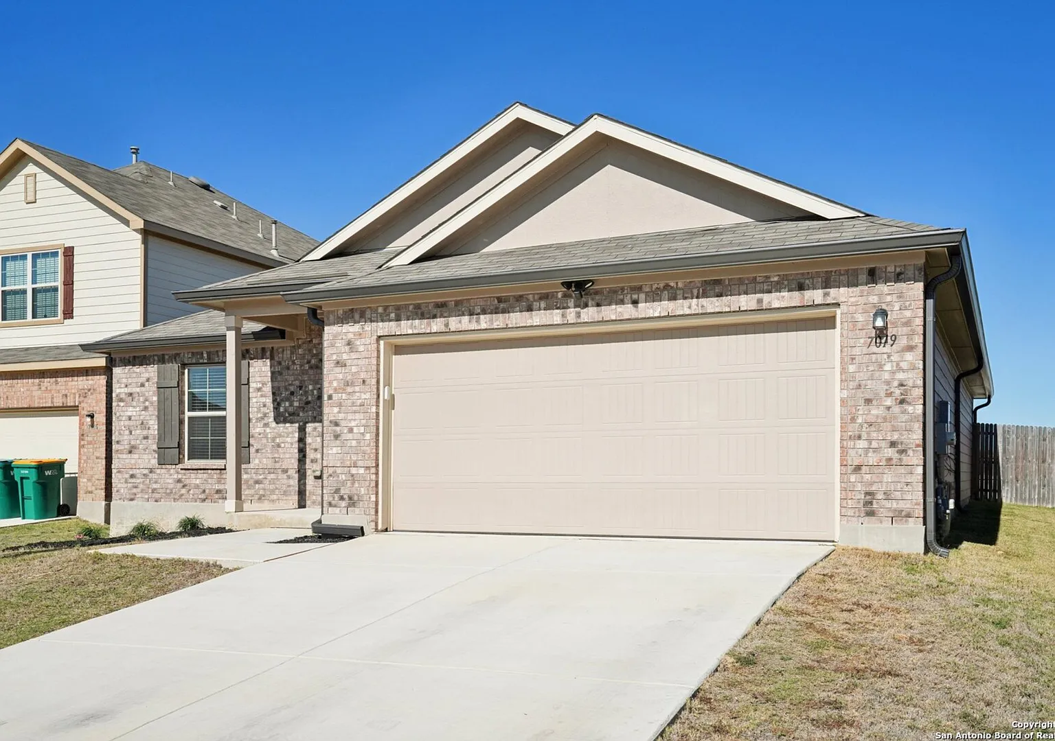 Beautiful 3 - Bedroom One Story Home in Vista Ridge Community — Photo 2